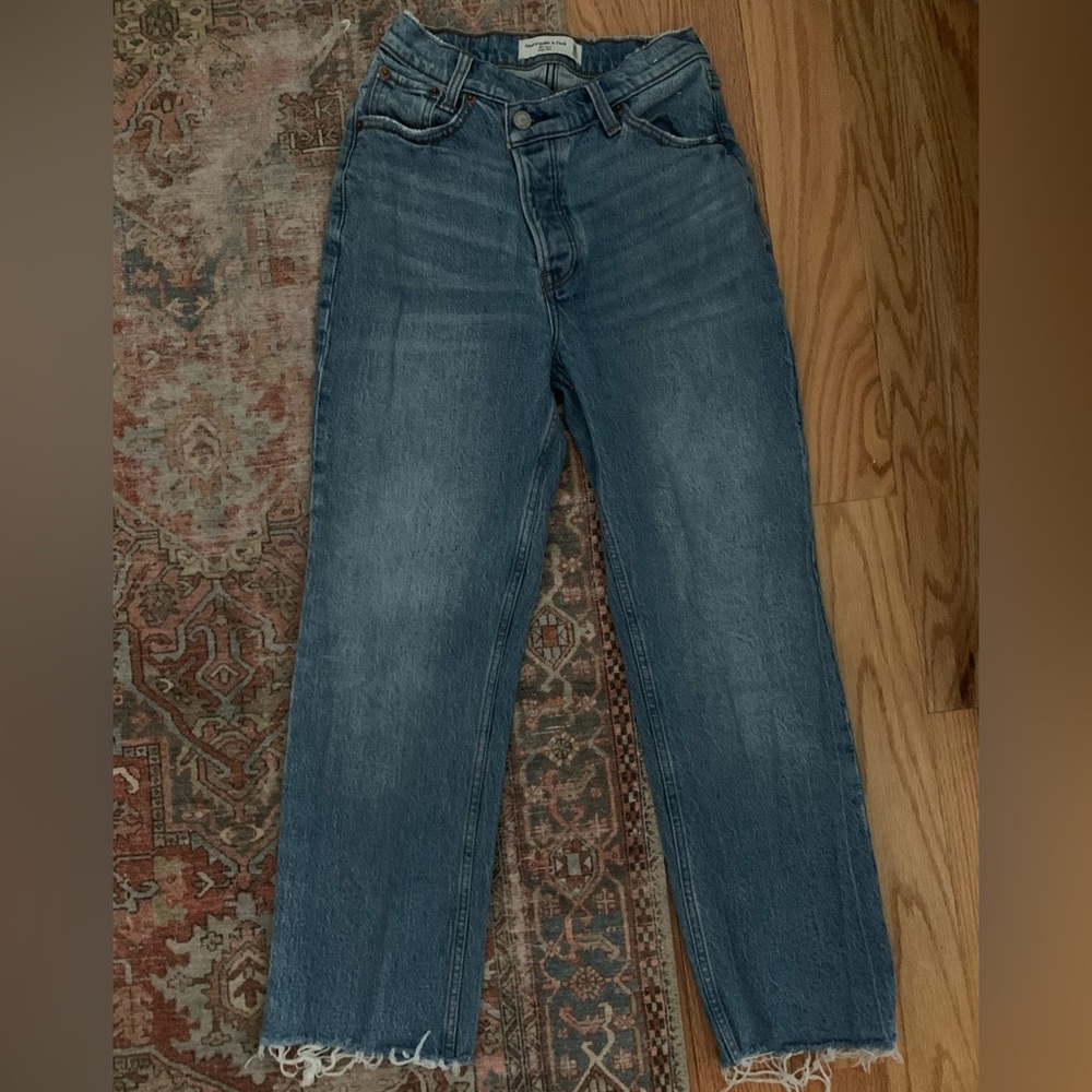 Abercrombie & Fitch High-Rise Crossover Dad Jean 00 Short